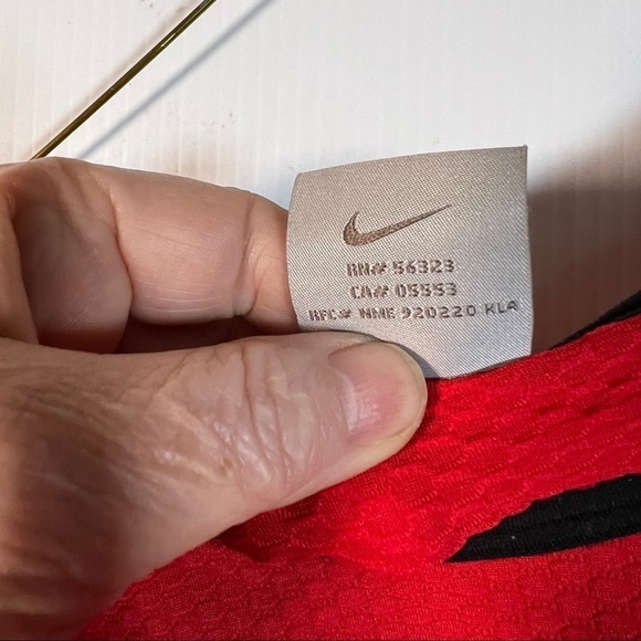 NIKE SPHERE DRY Running gear. Red breathable and red nylon w/black accents. - Picture 6 of 8